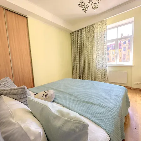 Heart, Bright, Loft View, Free Parking Apartment